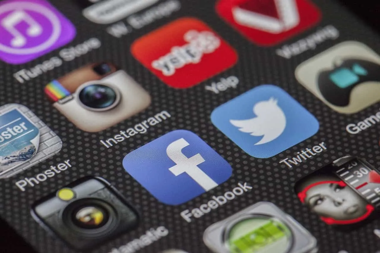 Descubre cómo han evolucionado las redes sociales desde 1997 hasta las plataformas actuales, y si han cumplido su promesa de mejorar nuestras vidas.